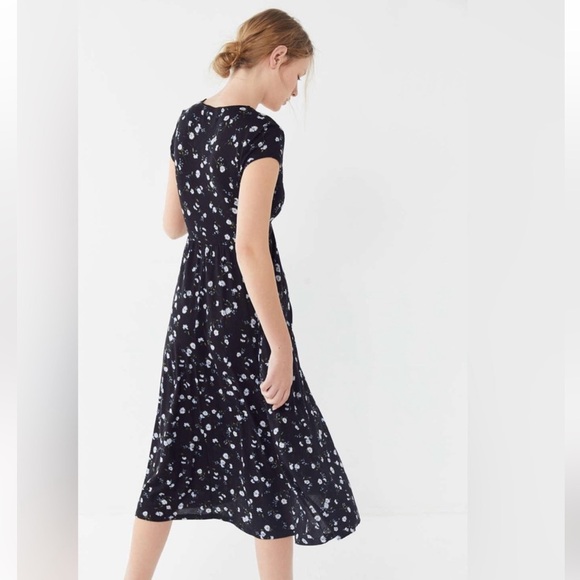 Urban Outfitters Women’s Black V Neck Floral Midi Dress. Size Medium. - Picture 2 of 13